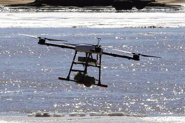 載著炸藥包的無人機(jī)低空飛行