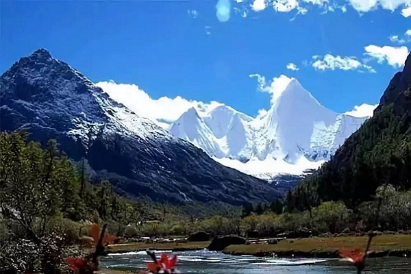 “太白積雪六月天”是關(guān)中八景之一——太白山