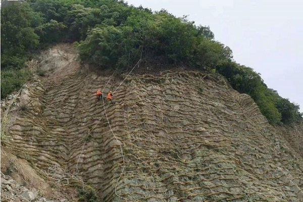 小秦嶺礦山工人采取清坡、掛網、錨固等措施進行修復